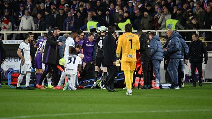Edoardo Bove est transporté à l'hôpital après s'être effondré sur la pelouse du stade de Artemio Franchi de Florence, le 1er décembre 2024. (CARLO BRESSAN / ANADOLU)