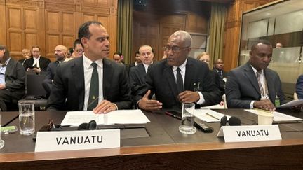 Ralph Regenvanu (à gauche), envoyé spécial du Vanuatu pour le changement climatique et l'environnement, Arnold Kiel Loughman (au centre), procureur général du Vanuatu et Ilan Kiloe, conseiller juridique du groupe Fer de lance mélanésien à la Cour internationale de Justice à La Haye, aux Pays-Bas, le 2 décembre 2024. (SELMAN AKSUNGER / ANADOLU)