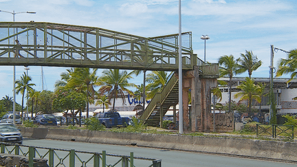 Selon le maire de Punaauia, la passerelle n'est plus adaptée. Il a un autre projet pour faciliter la traversée à cet endroit. (Polynésie la 1ère)