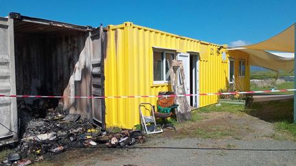 Le snack "container café" à Koné a été incendié dans la nuit du 2 décembre 2024. (Les paniers Maënéa)